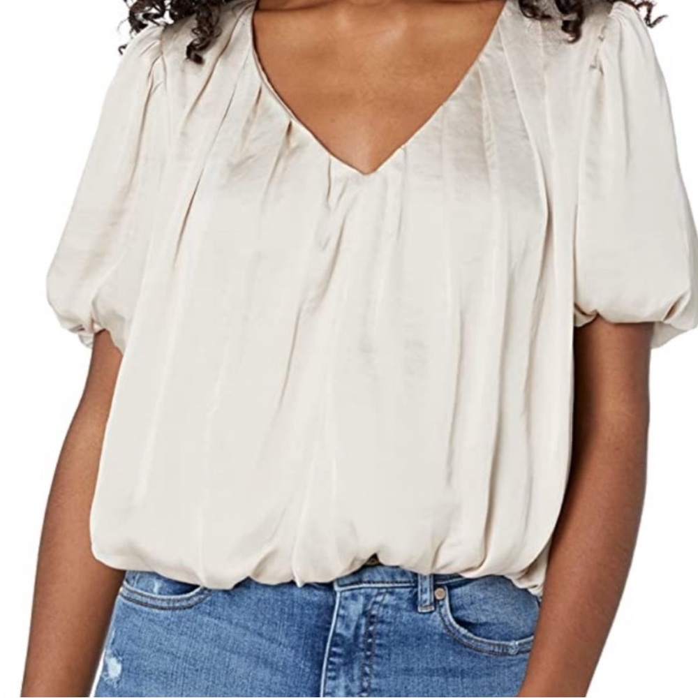 ASTR the label Bubble Hem Puff Sleeve V-Neck Blouse